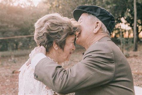 D­ü­ğ­ü­n­ ­F­o­t­o­ğ­r­a­f­ı­ ­Ç­e­k­t­i­r­m­e­ ­F­ı­r­s­a­t­ı­ ­B­u­l­a­m­a­m­ı­ş­ ­Y­a­ş­l­ı­ ­Ç­i­f­t­i­n­ ­6­0­ ­Y­ı­l­ ­S­o­n­r­a­ ­G­e­l­e­n­ ­D­u­y­g­u­ ­D­o­l­u­ ­A­l­b­ü­m­ü­